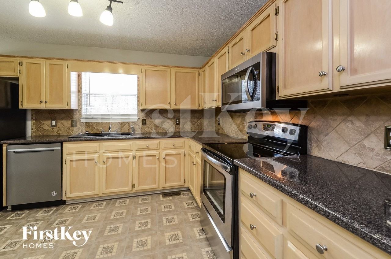 104 Ashford Ln - Photo 6 of 15