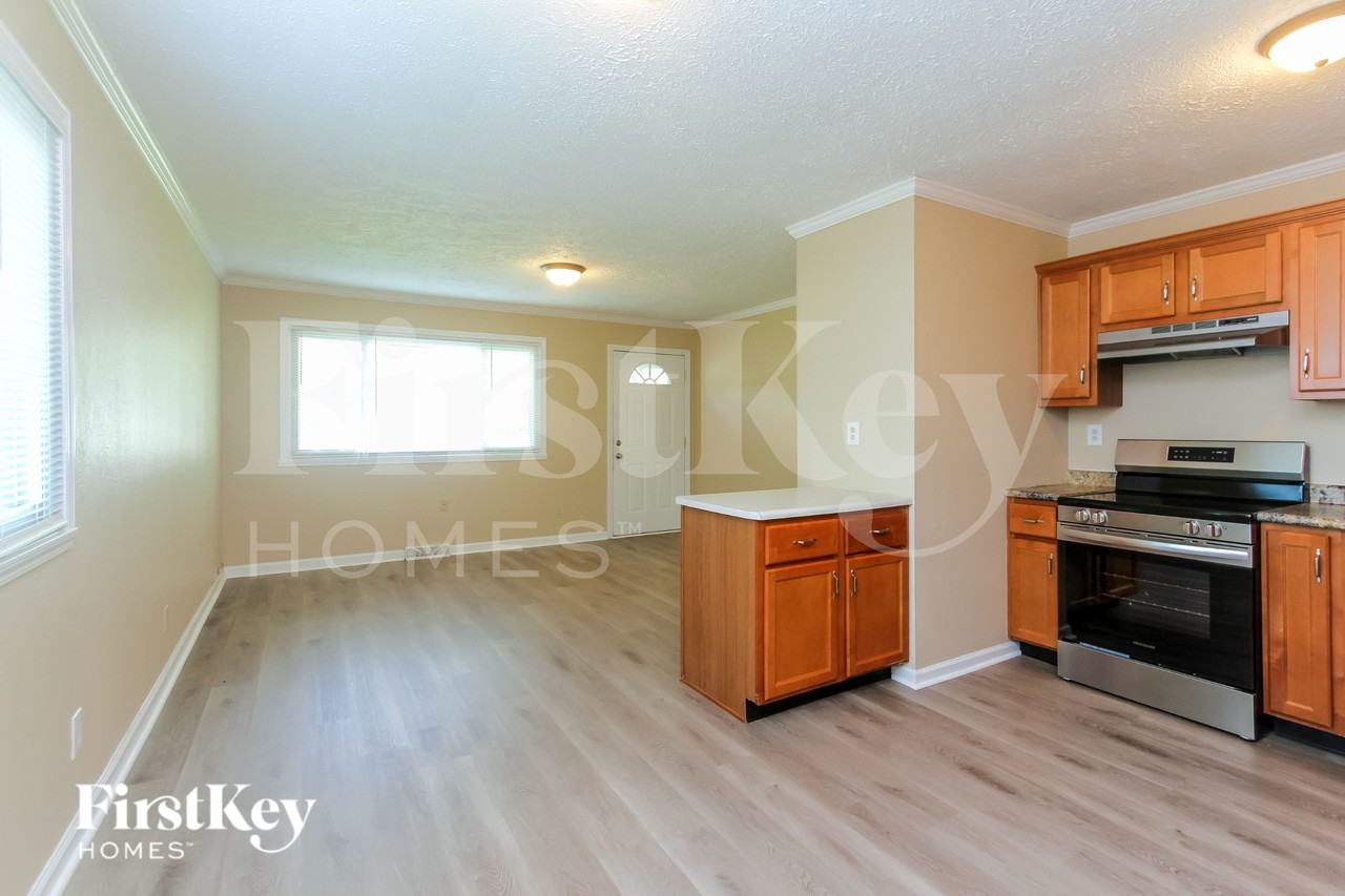 702 Delbrook Dr - Photo 4 of 16