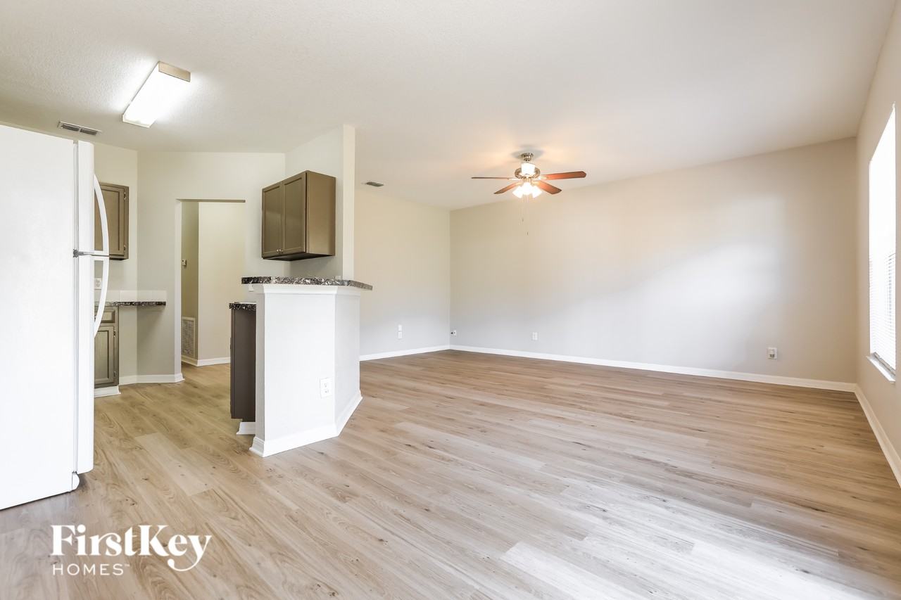 4167 N Biscayne Dr - Photo 4 of 15