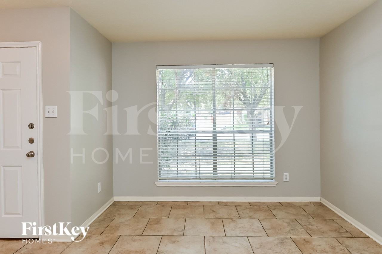 28914 Stone Fox Dr - Photo 5 of 16