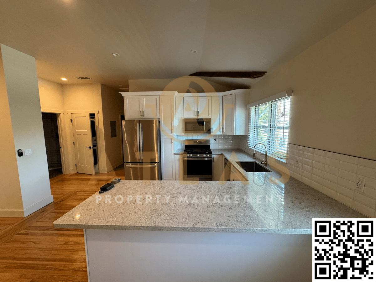1237 Laurel St - Photo 3 of 9