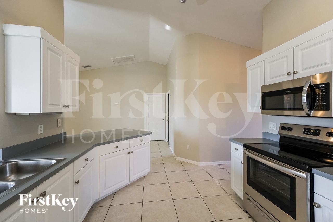 1024 Se 5th Ct - Photo 5 of 16