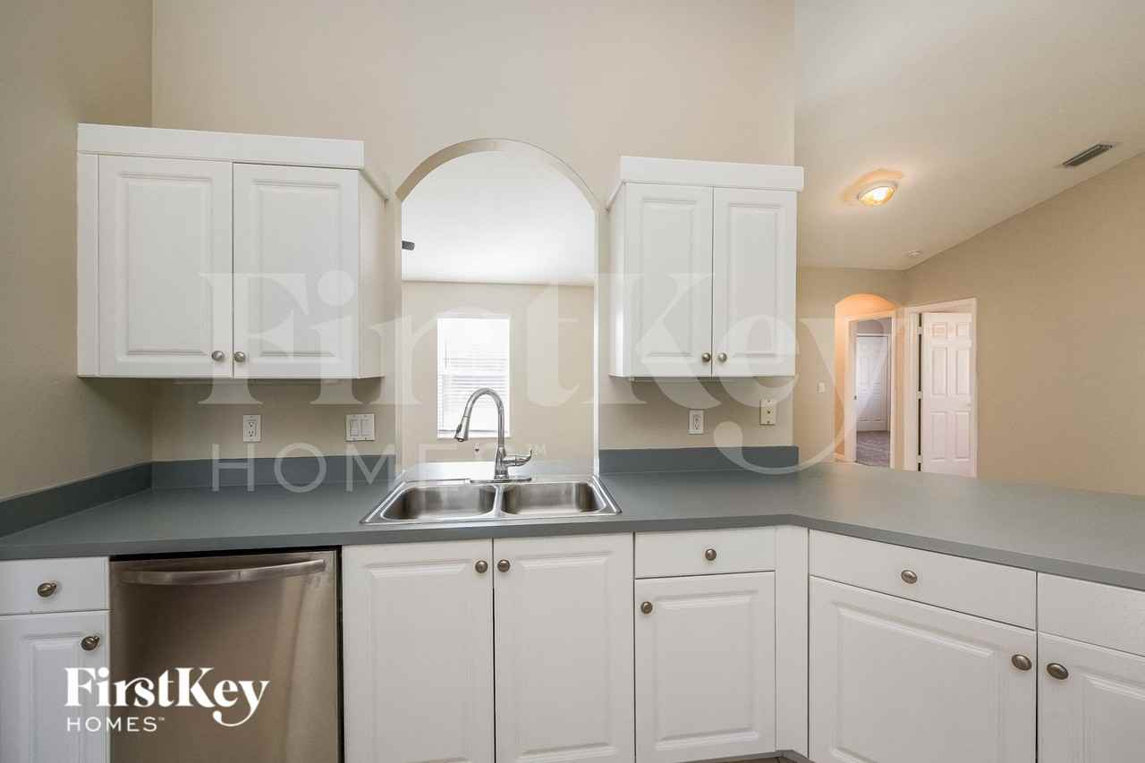 1024 Se 5th Ct - Photo 6 of 16
