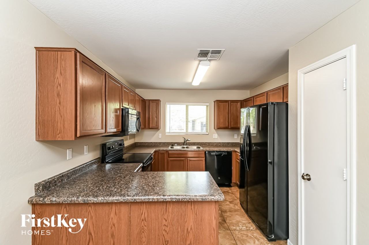 900 W Broadway Ave - Photo 5 of 16