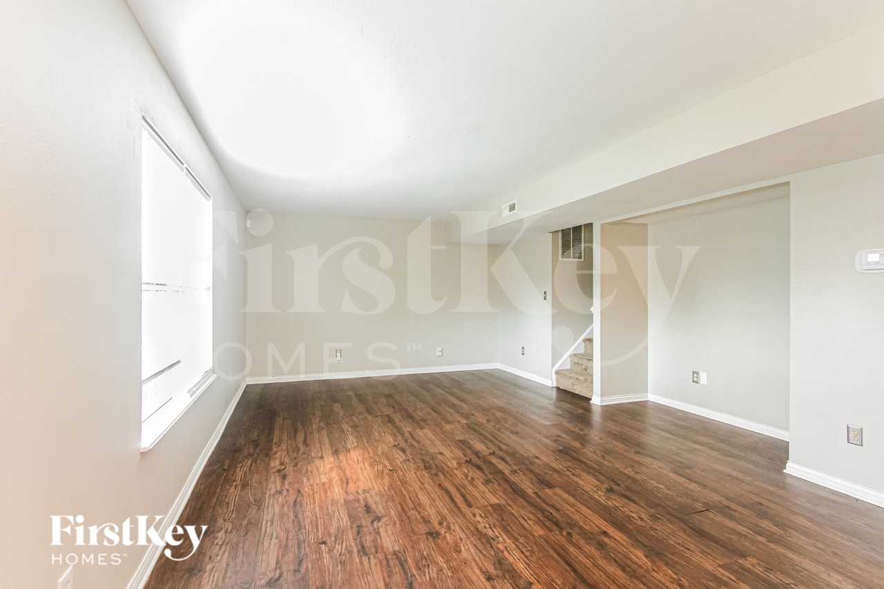 2814 Rothe Ln - Photo 3 of 16