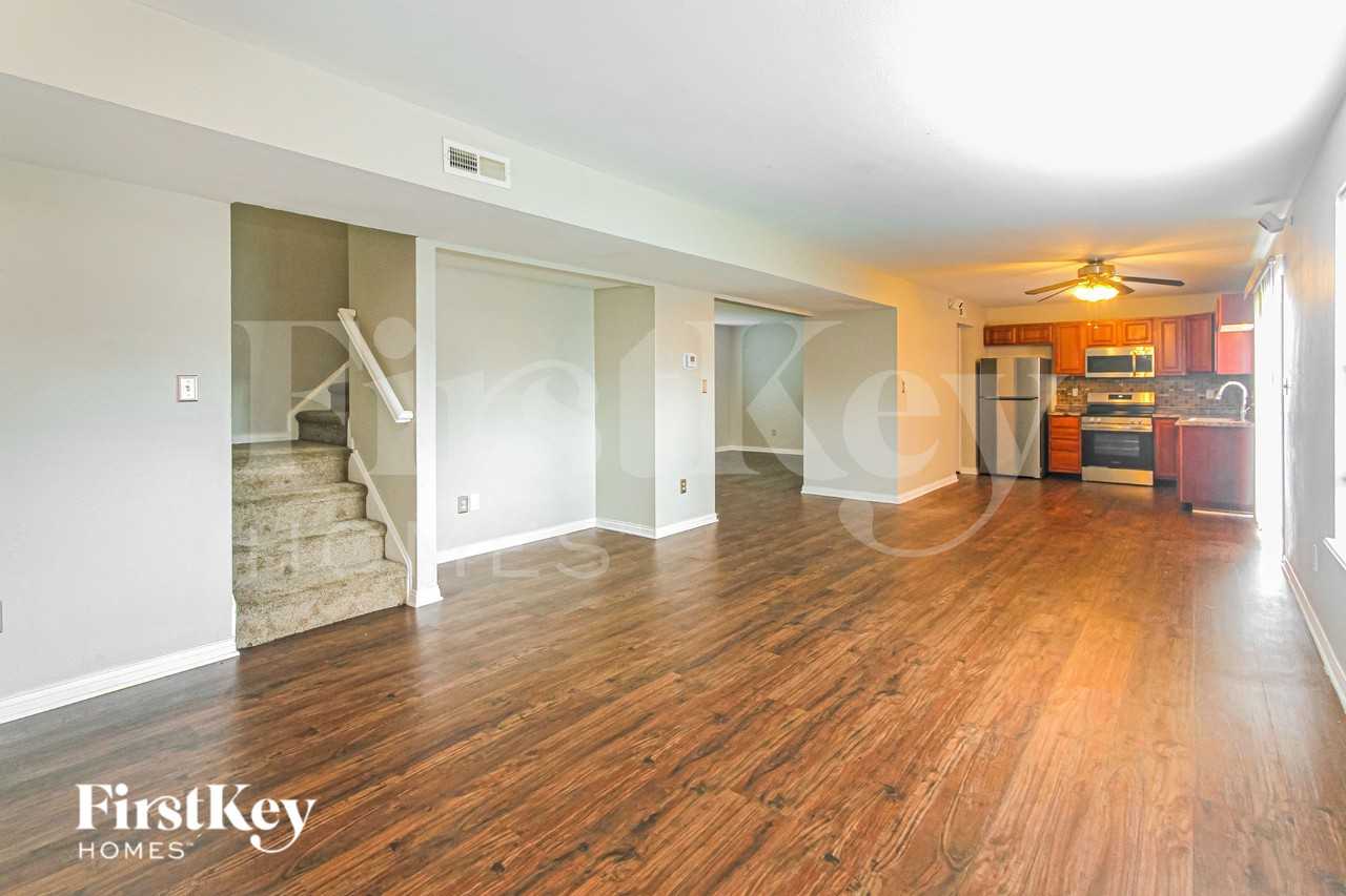 2814 Rothe Ln - Photo 4 of 16