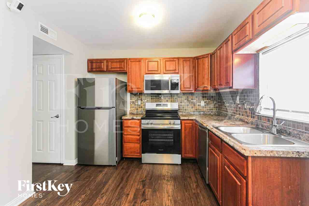 2814 Rothe Ln - Photo 5 of 16