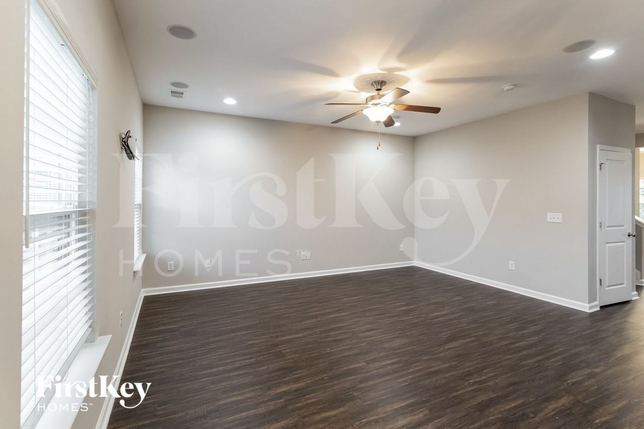 413 Forsythia Ave - Photo 3 of 15