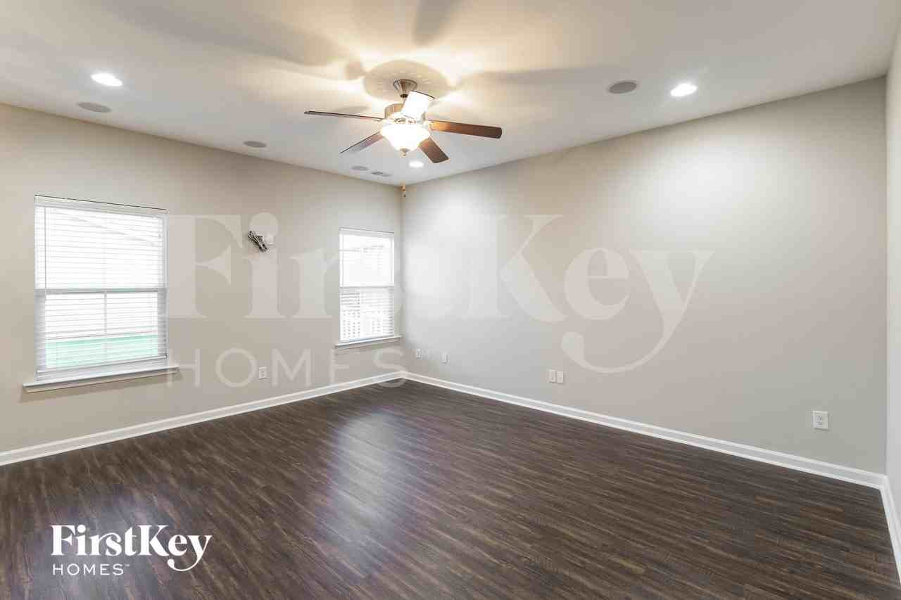 413 Forsythia Ave - Photo 4 of 15