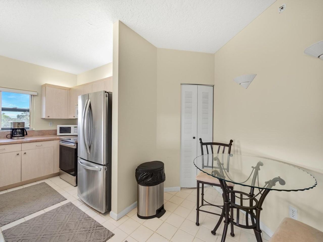 200 Uno Lago Drive - Photo 5 of 8