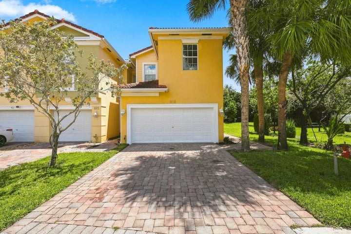 813 Pipers Cay Drive - Photo 2 of 8