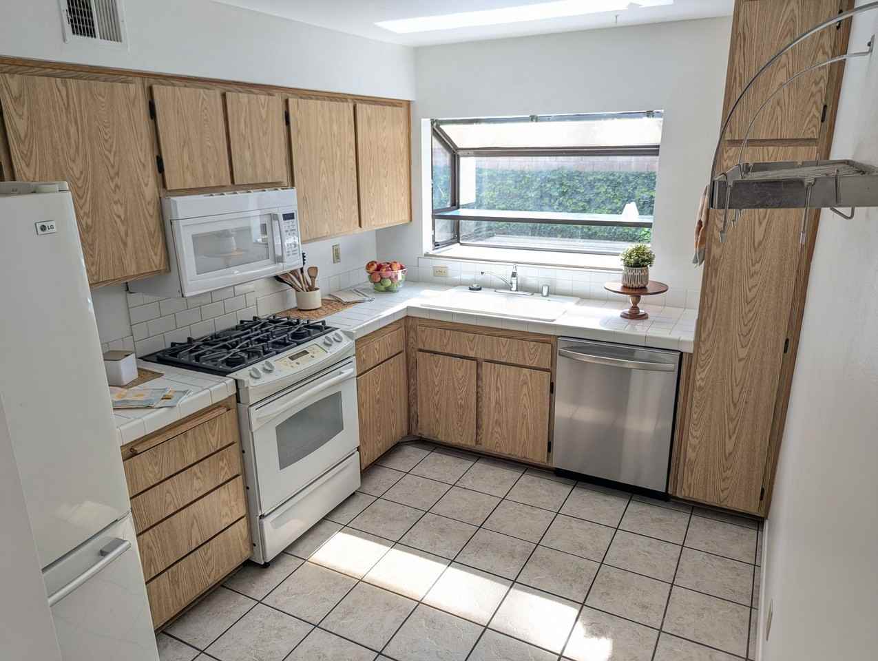 771 Seneca St - Photo 6 of 17