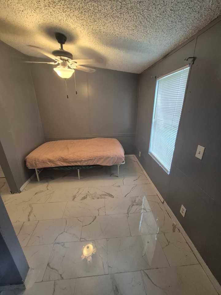 16108 Putnam St - Photo 4 of 18