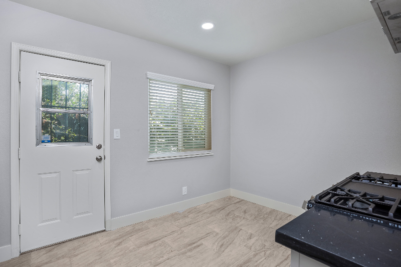 3253 Stevens Ave - Photo 6 of 10