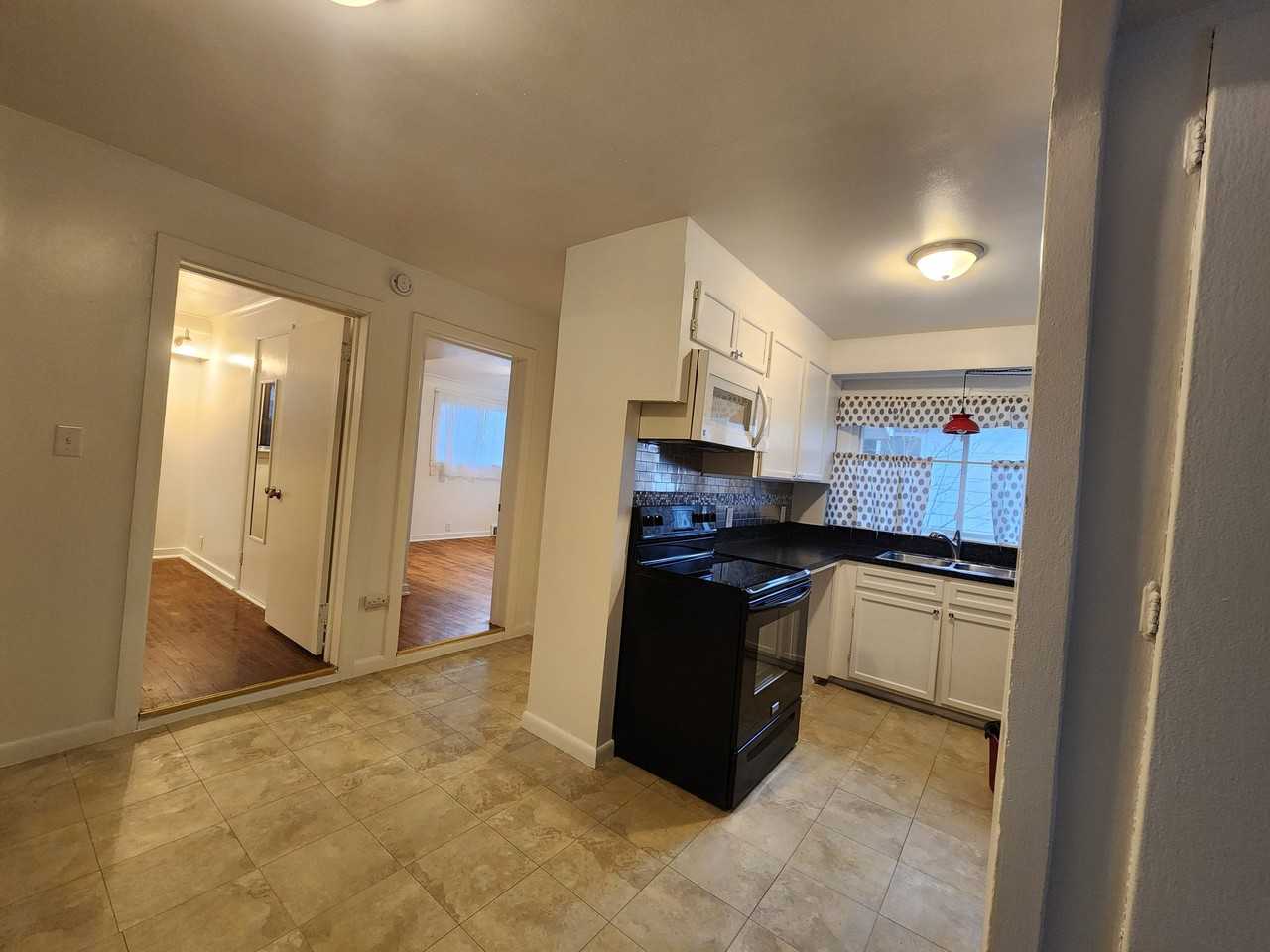 2034 Sinclair Ave Ne - Photo 5 of 10