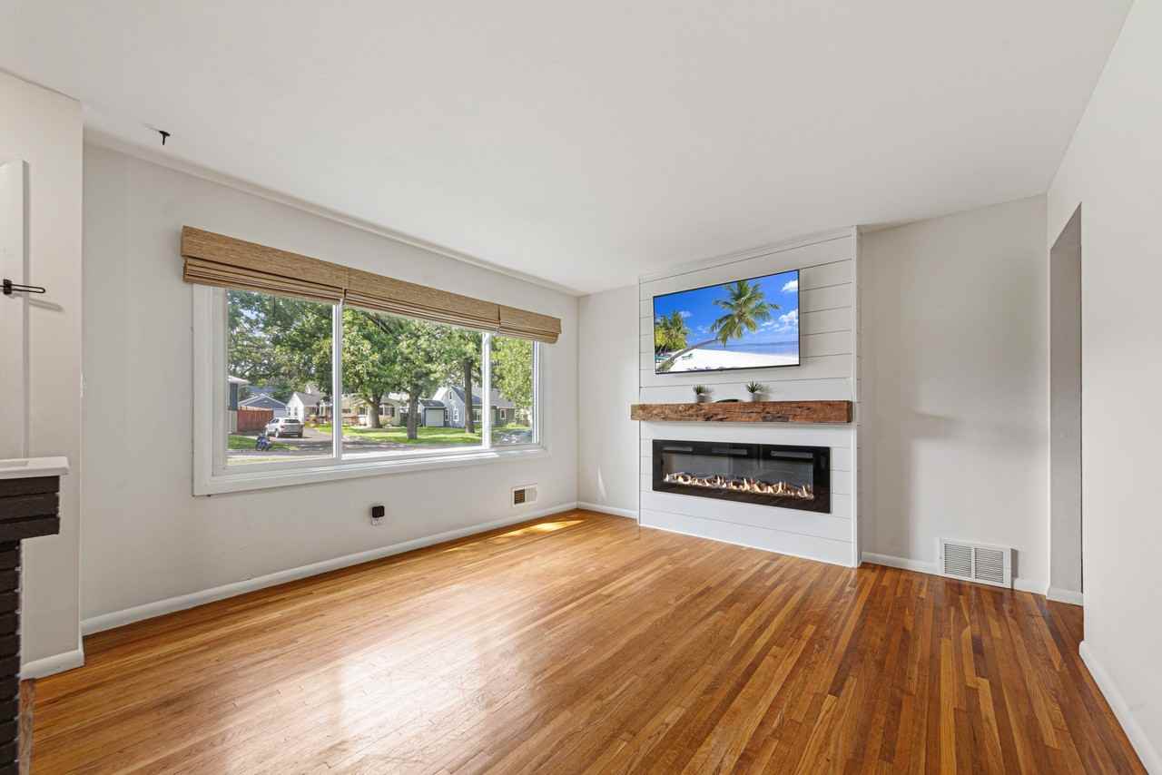 6929 Newton Ave S - Photo 2 of 31