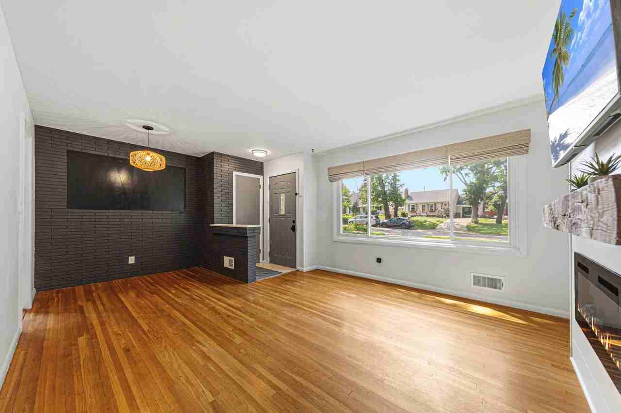 6929 Newton Ave S - Photo 3 of 31