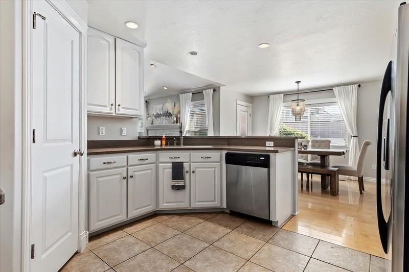 739 S Kays Dr - Photo 4 of 17