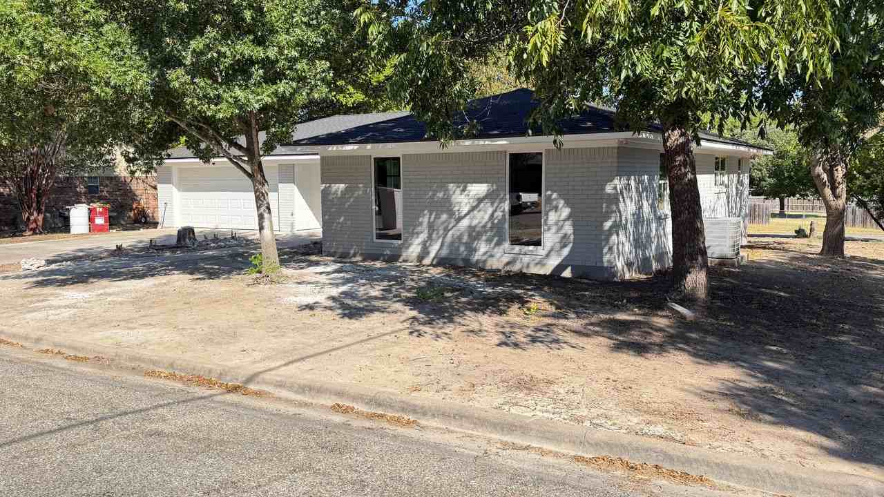 1311 Julie St - Photo 2 of 6