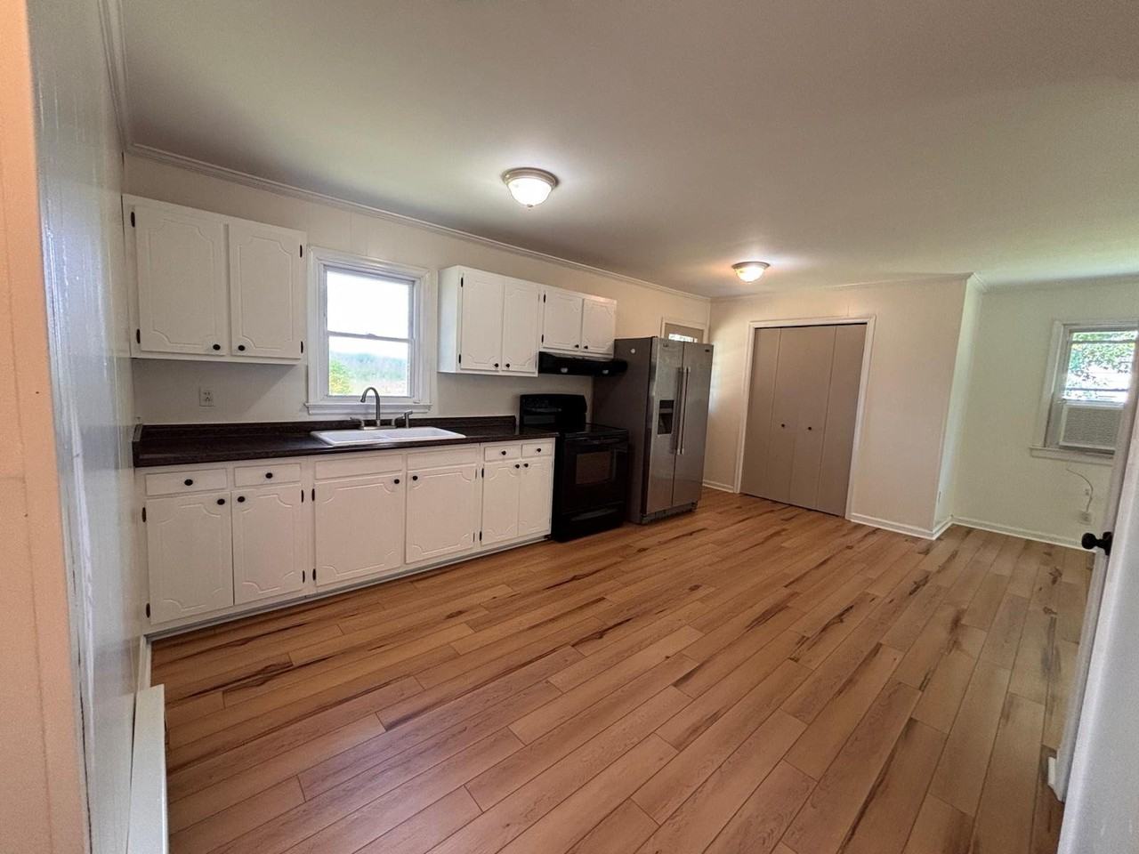 3765 Longview Dr - Photo 3 of 8