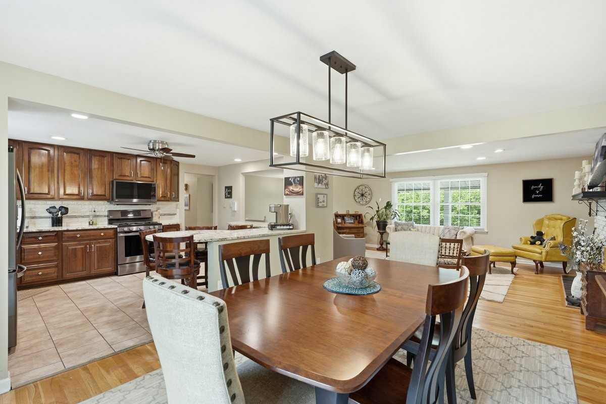 113 Farmingdale Rd - Photo 4 of 11