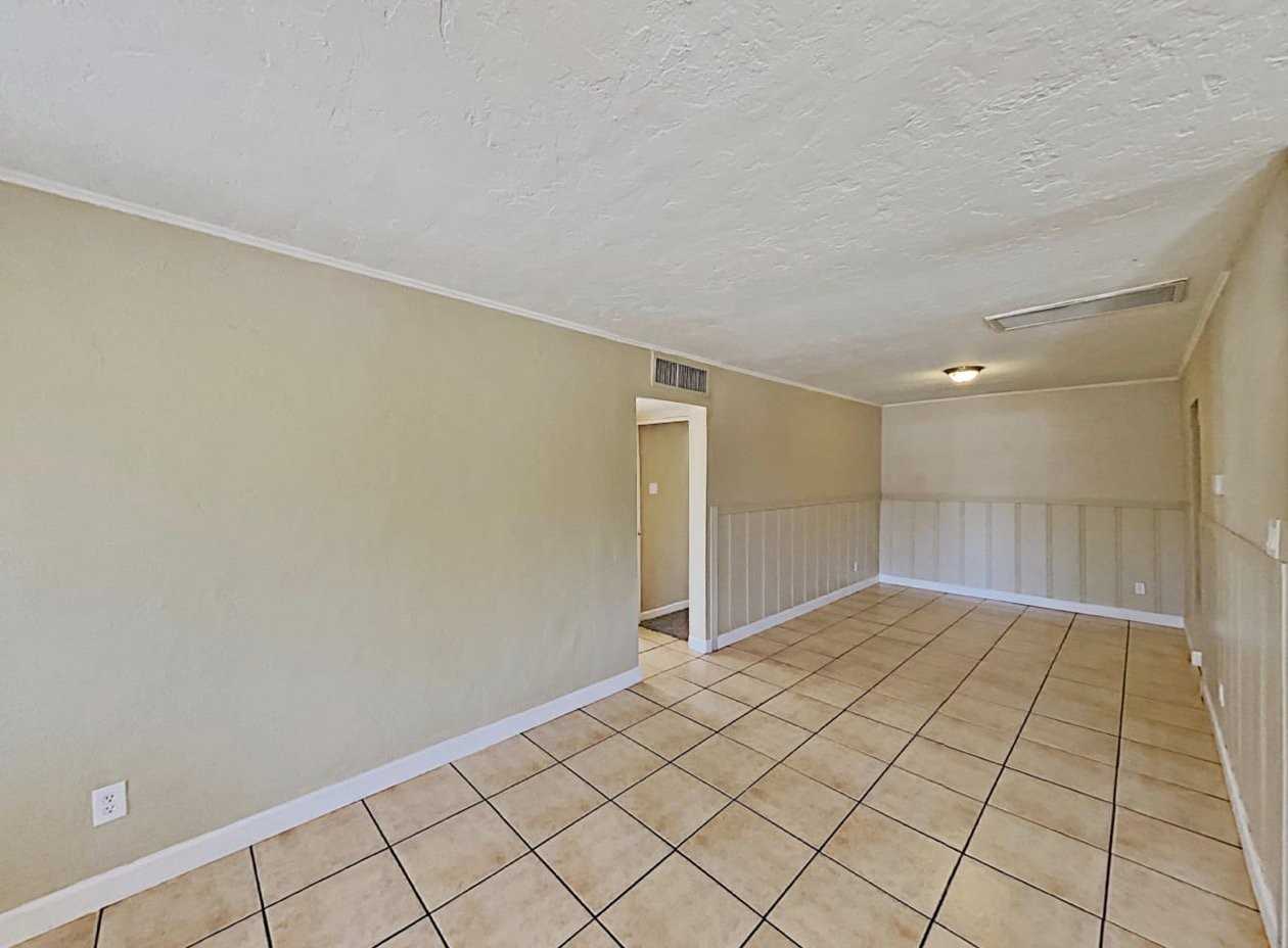 2743 N Greenfield Rd - Photo 2 of 12