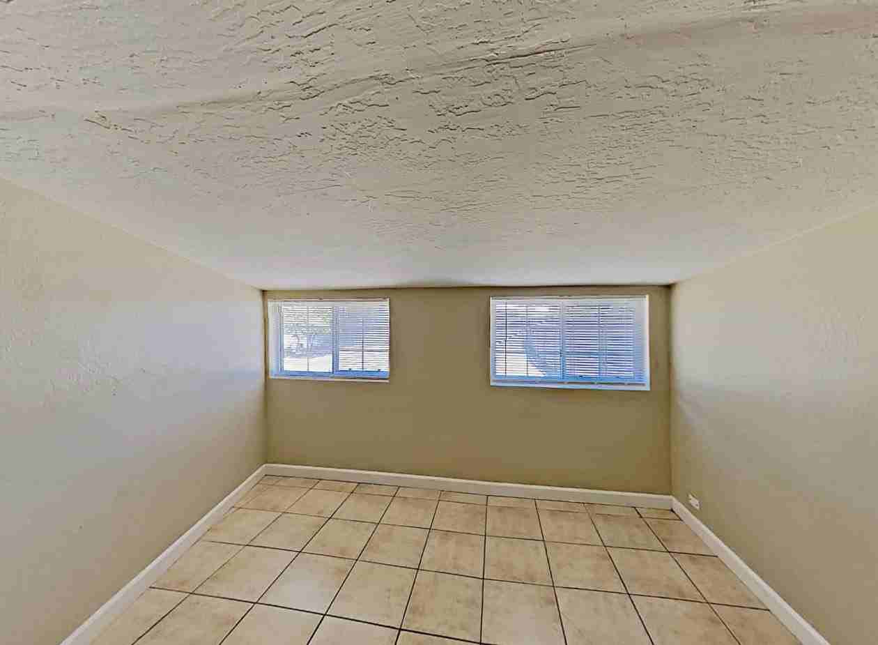 2743 N Greenfield Rd - Photo 5 of 12