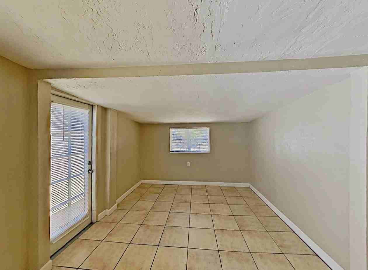 2743 N Greenfield Rd - Photo 6 of 12