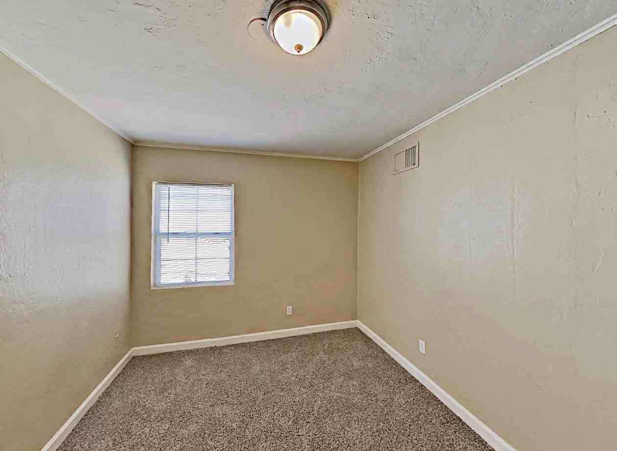 2743 N Greenfield Rd - Photo 7 of 12