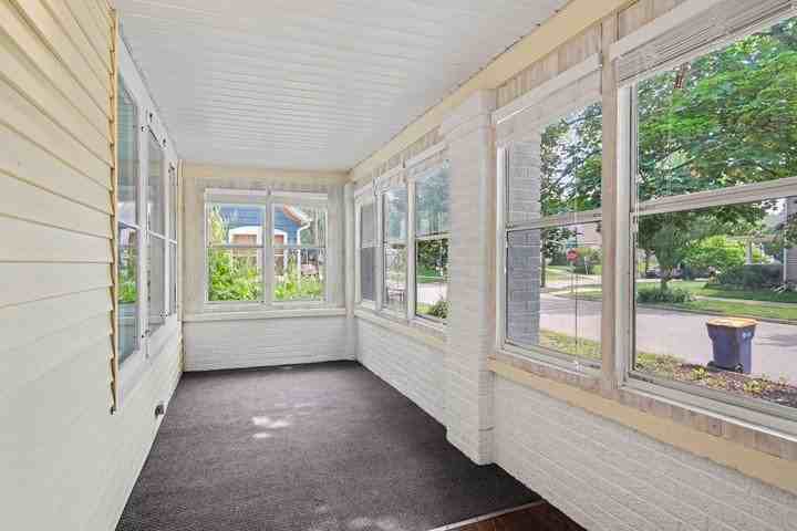 715 Curtis St Ne - Photo 4 of 19