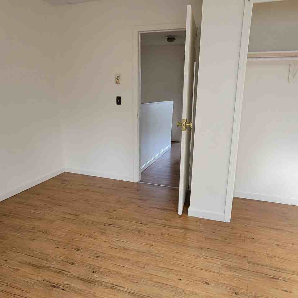 384 College St #4 - Photo 2 of 8