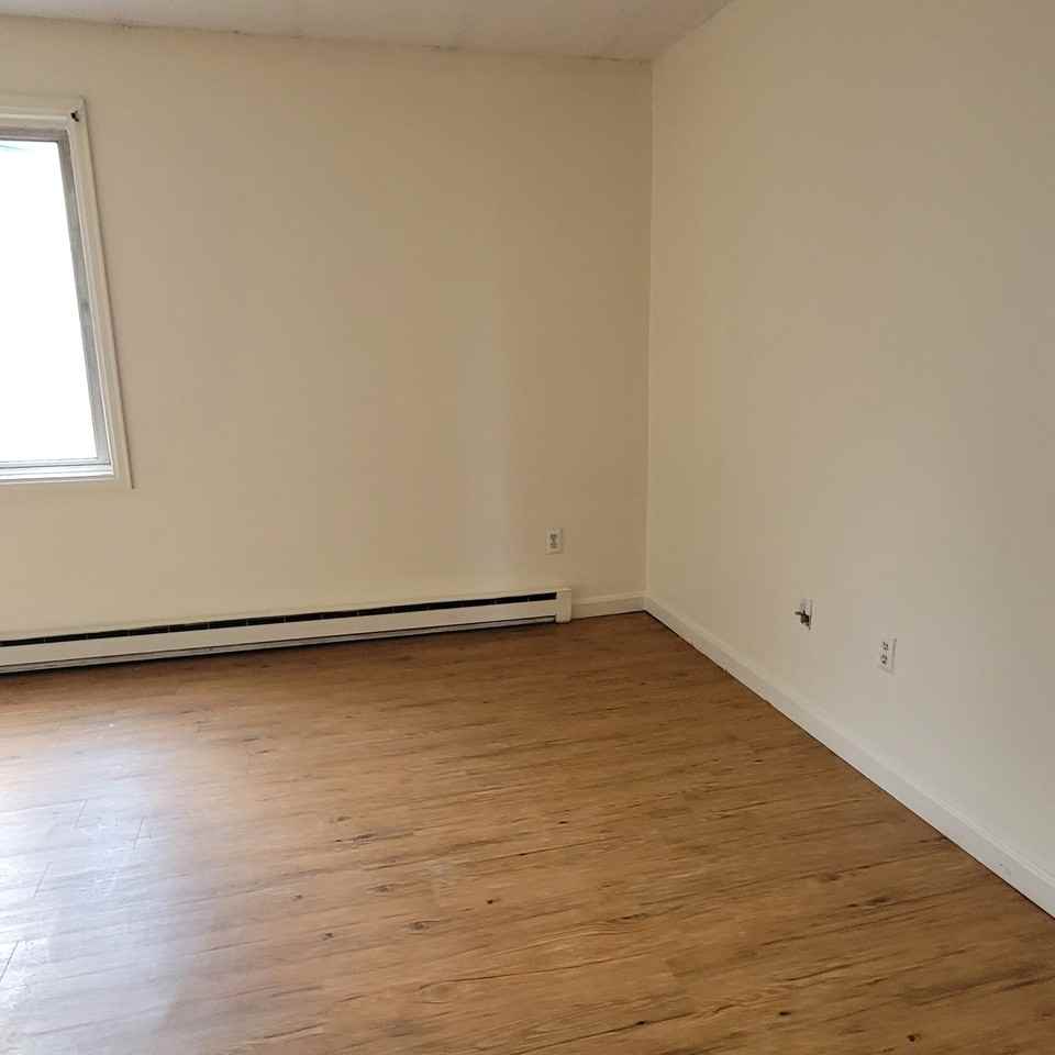384 College St #4 - Photo 3 of 8