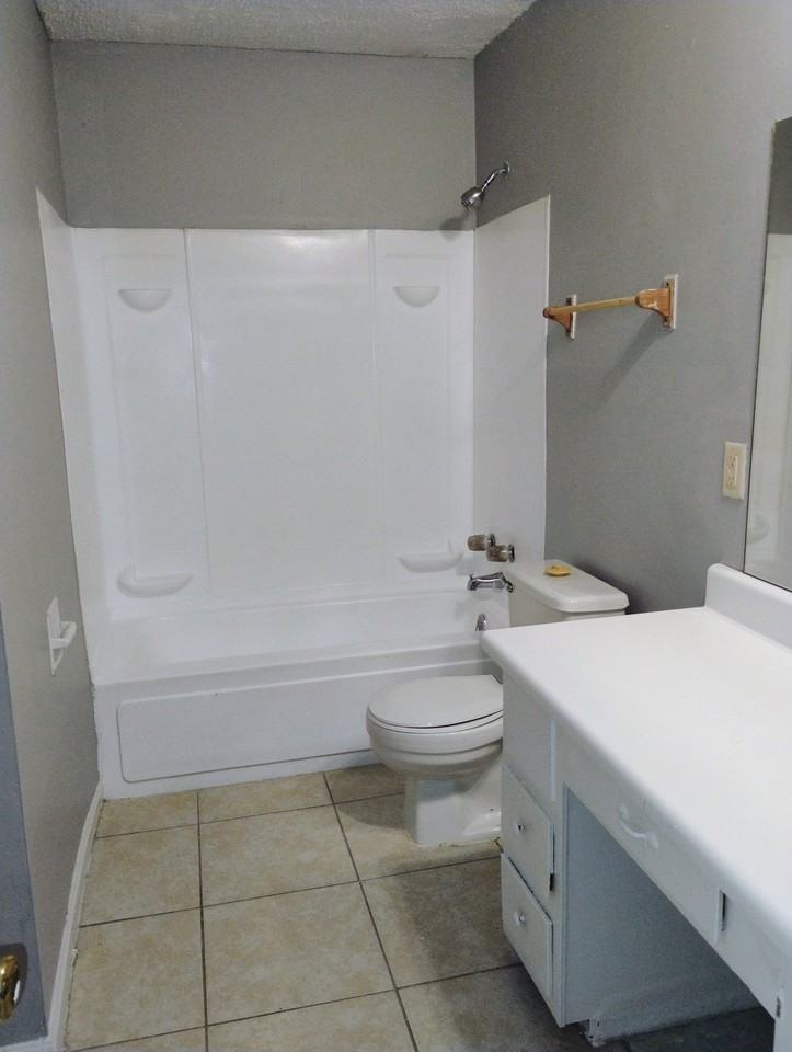 1642 Cedar Lake Dr #B - Photo 7 of 8
