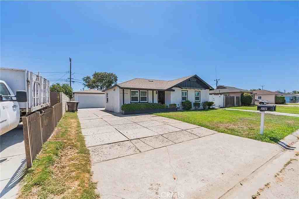 12572 Barbara Ave - Photo 6 of 19