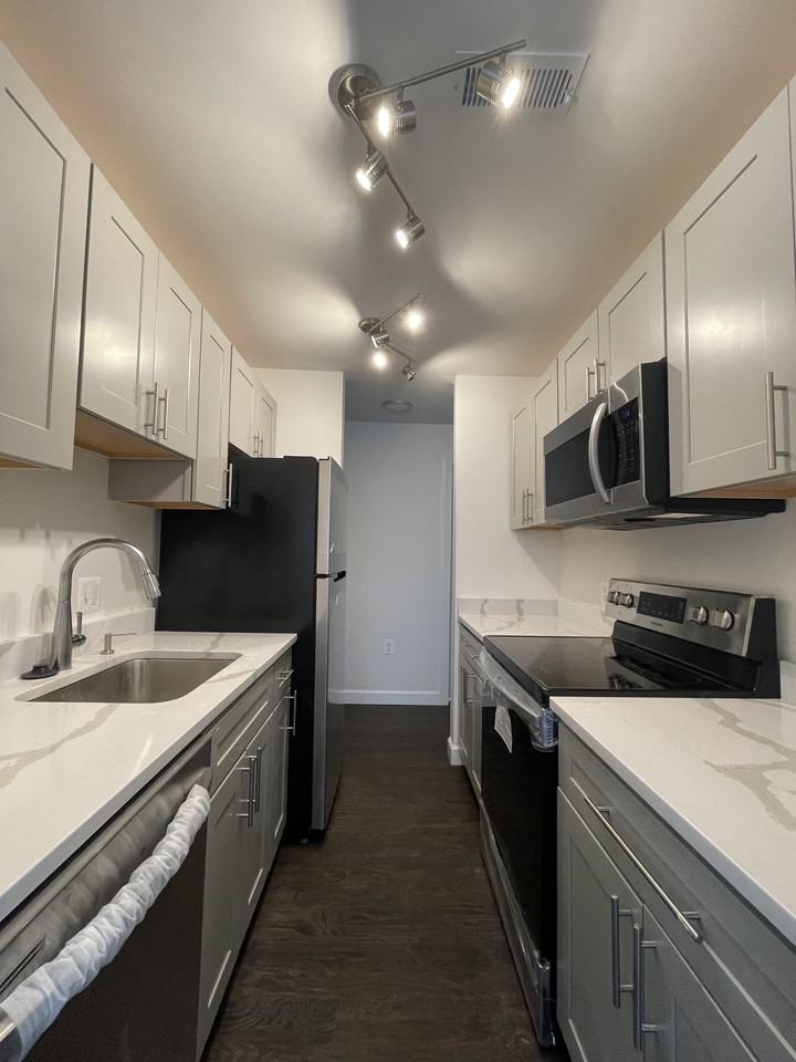 6425 Richmond Hwy #303 - Photo 7 of 15