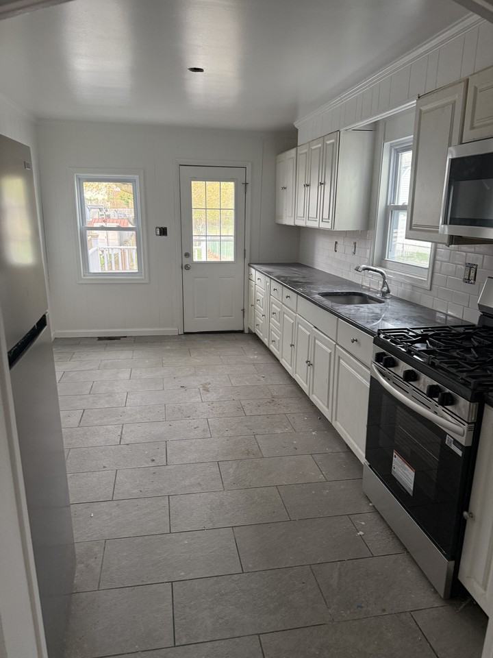 319 Walnut St - Photo 2 of 6