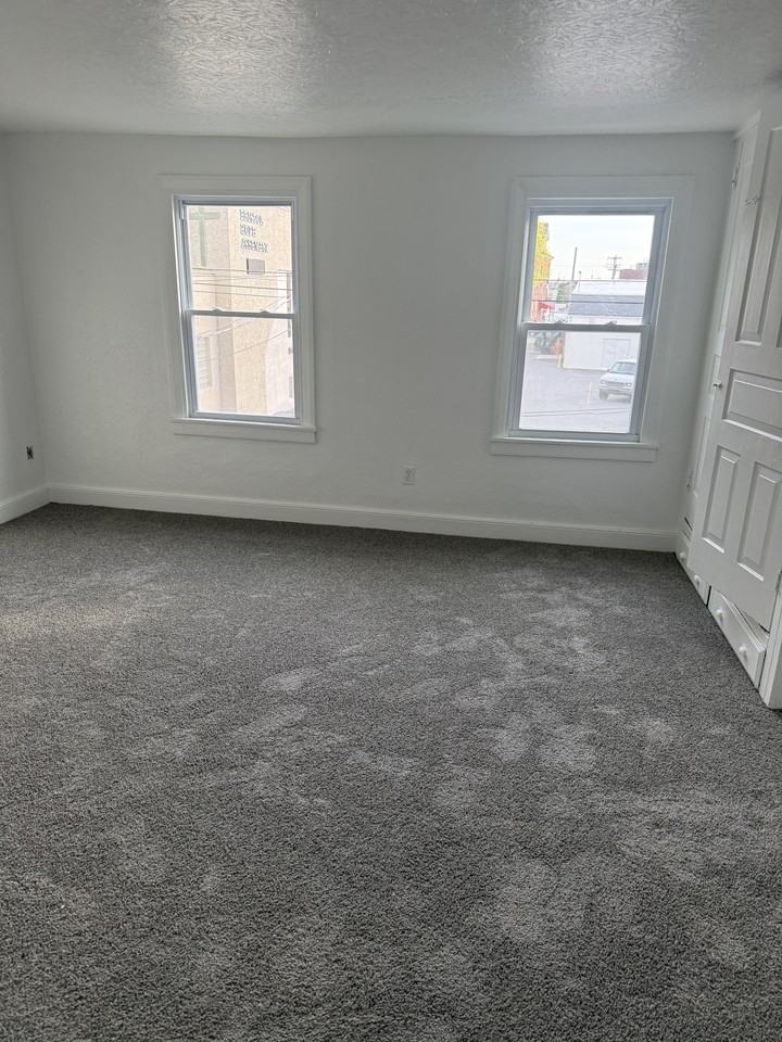 319 Walnut St - Photo 3 of 6