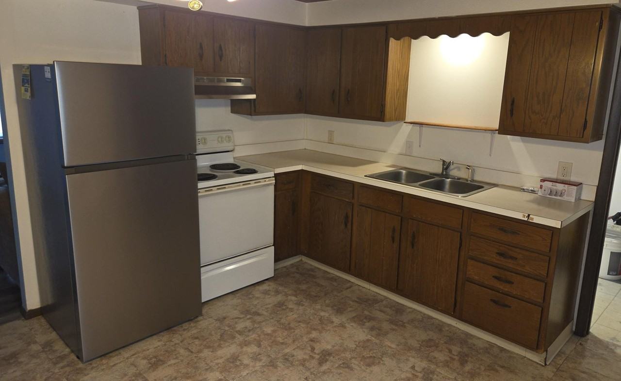 1868 E 42nd St - Photo 3 of 10