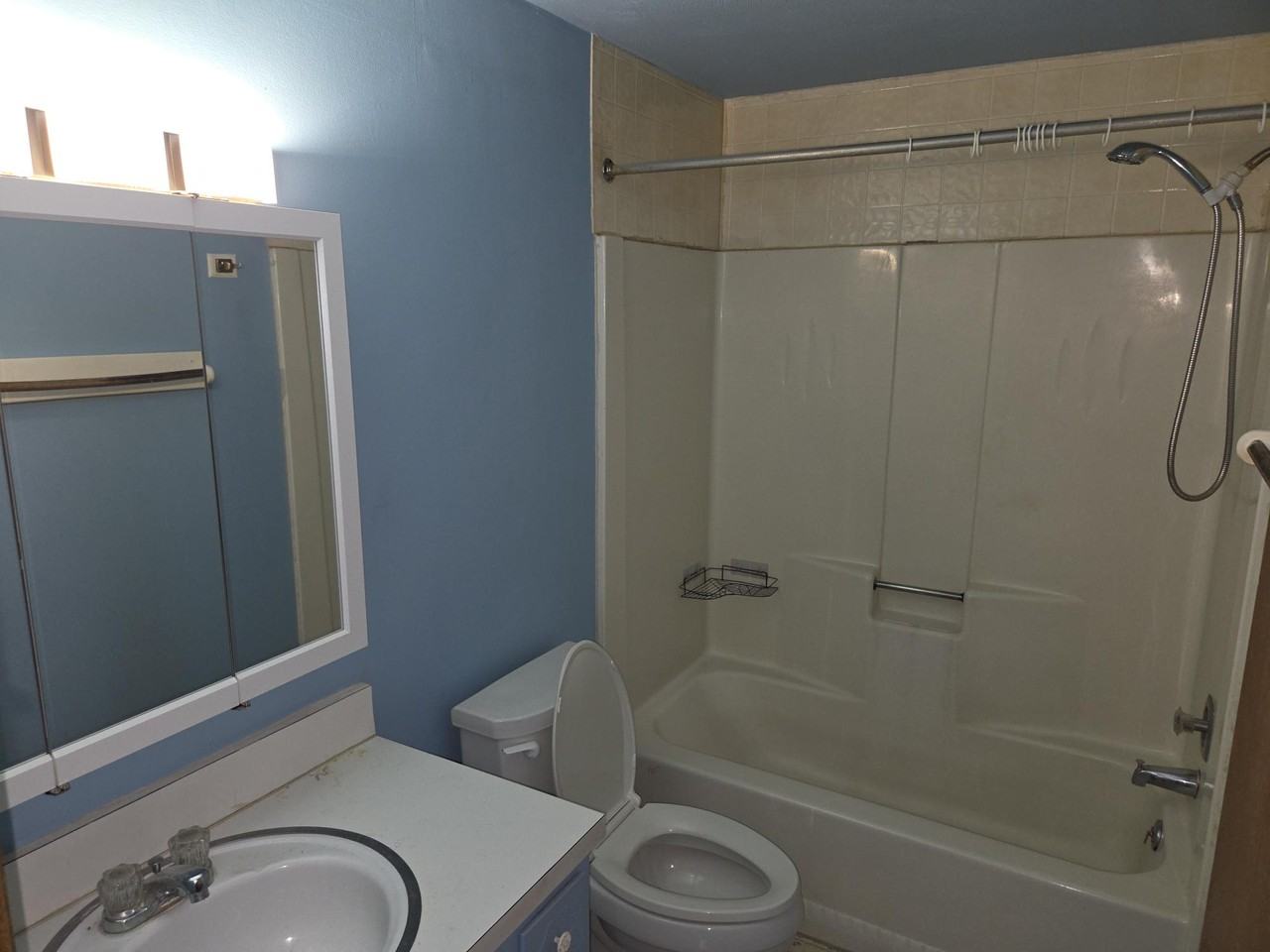 1868 E 42nd St - Photo 5 of 10