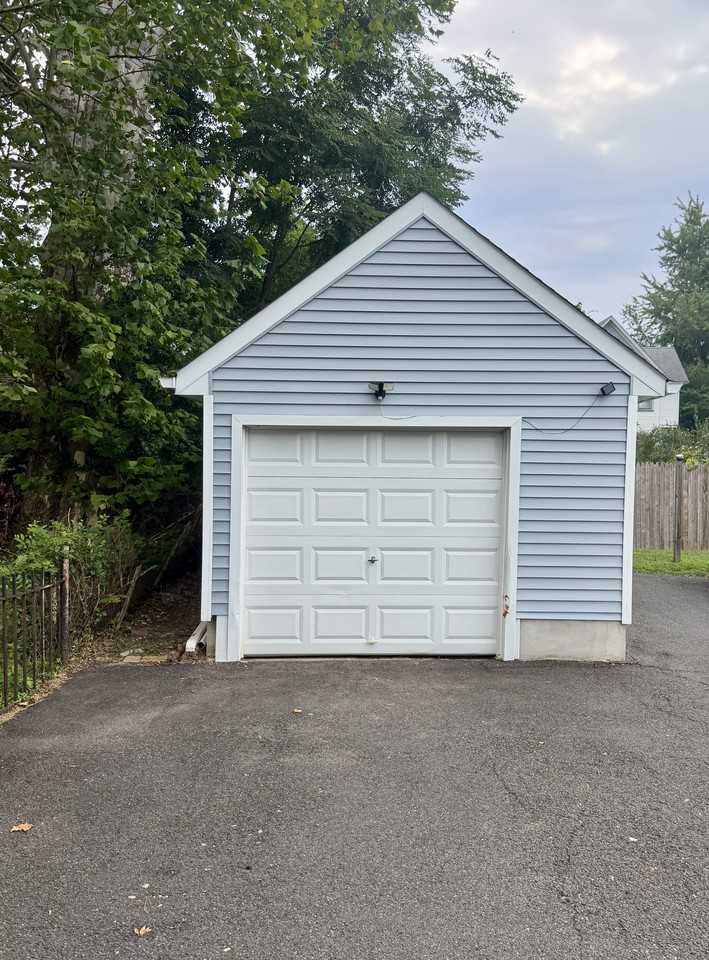 727 Carlton Ave - Photo 3 of 5