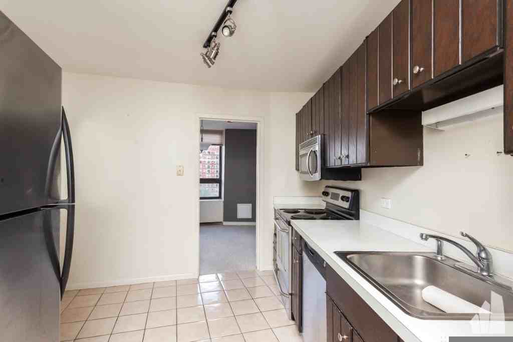 3930 North Pine Grove Avenue, Unit 901 - Photo 4 of 20