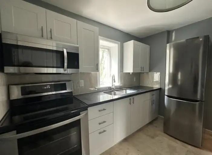 1531 Queen St E - Photo 3 of 12