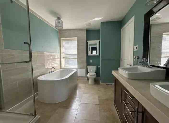 1531 Queen St E - Photo 4 of 12