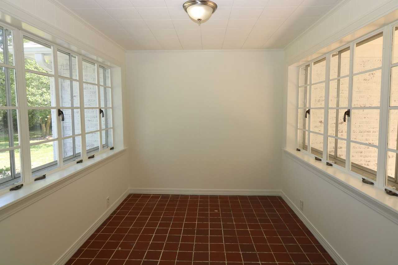 1106 Martin St N - Photo 3 of 22