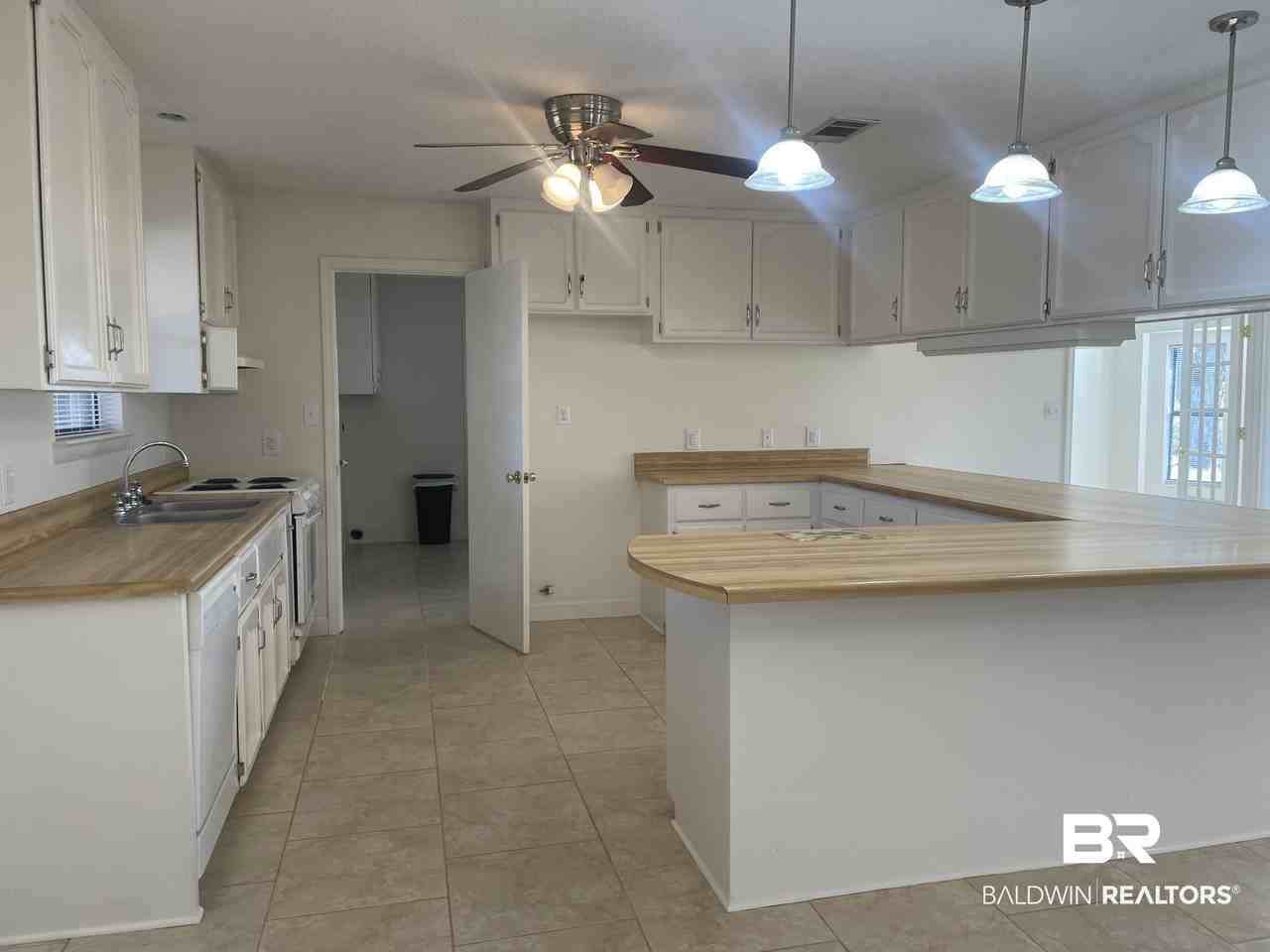 1303 N Cedar St - Photo 4 of 20
