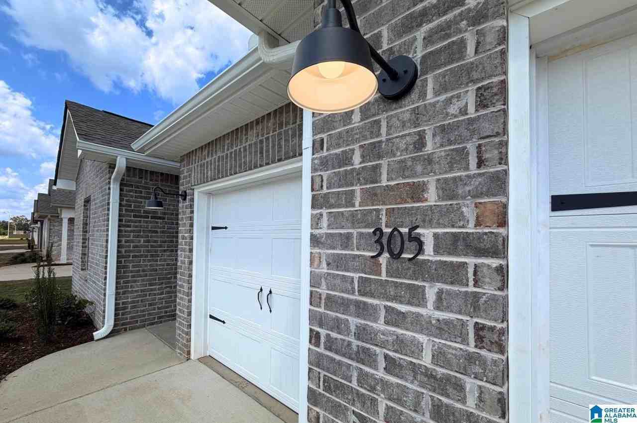 305 Susan Lynn Dr - Photo 3 of 39