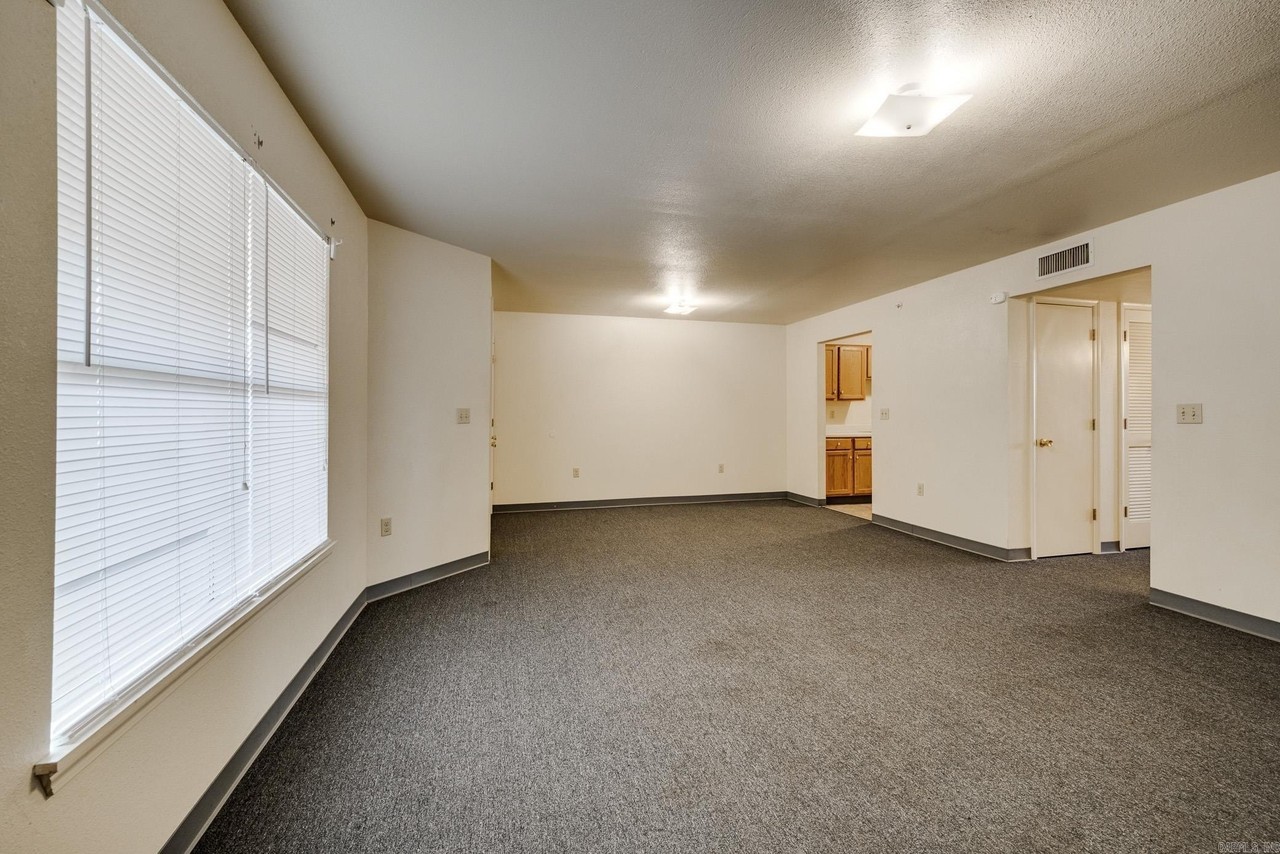300 W Harding St - Photo 5 of 20
