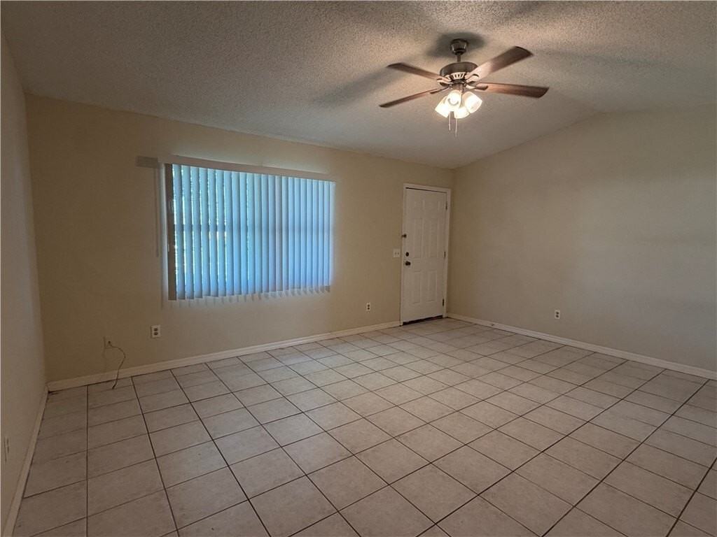 117 Admiral Cir - Photo 3 of 13