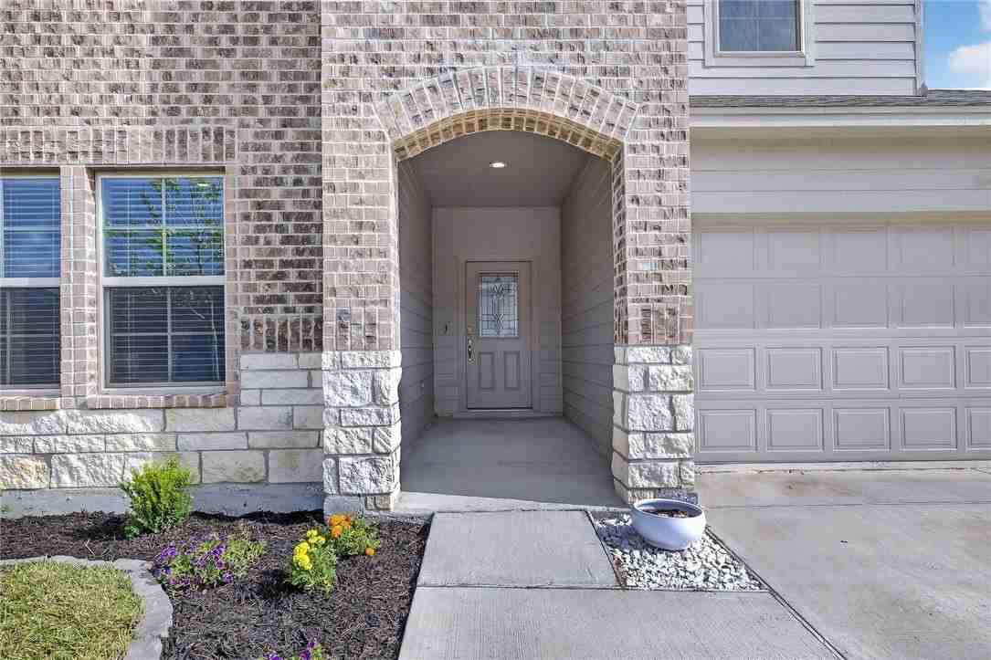 1346 Regents Park Ln - Photo 4 of 40