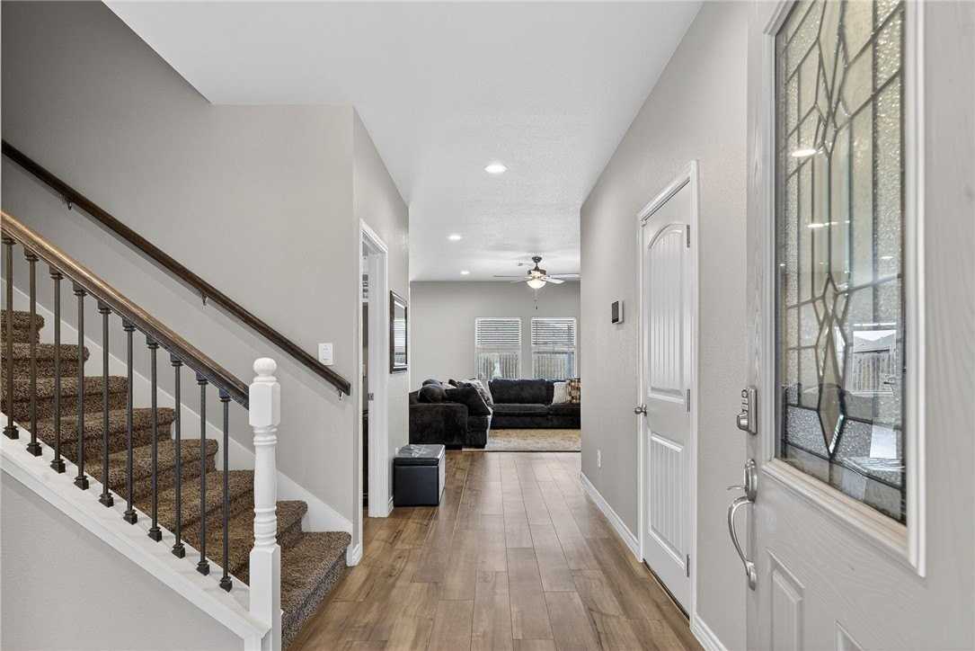1346 Regents Park Ln - Photo 5 of 40